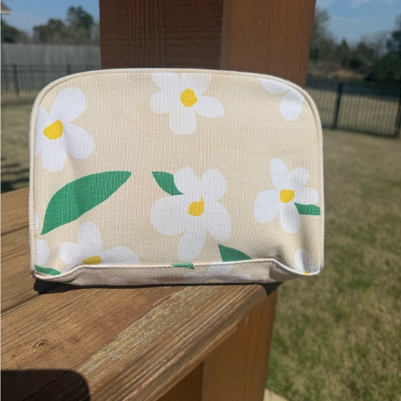 NWOT Marc Jacobs Beige Floral Daisy Pouch Cosmetic Travel Bag - Picture 3 of 9